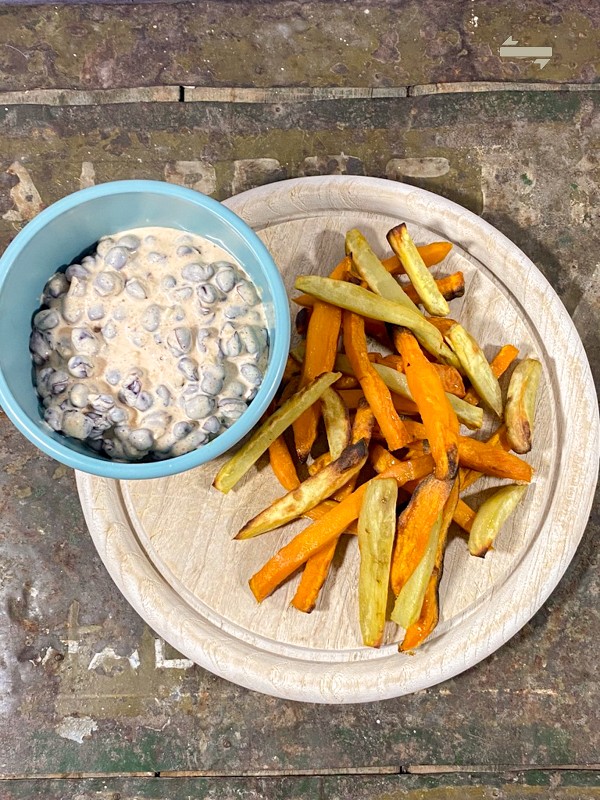 Zoete aardappelfrites zwarte bonen aioli