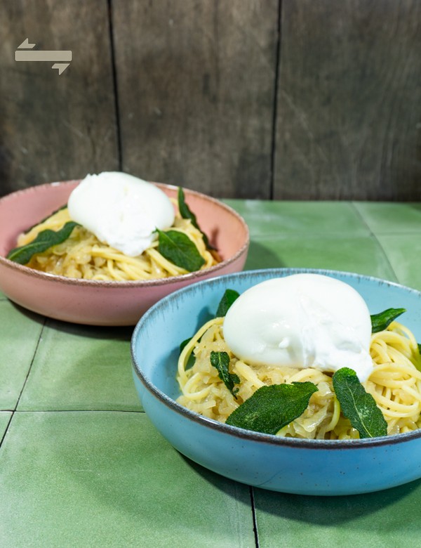 Gekaramelliseerde uien-pasta met krokante salie