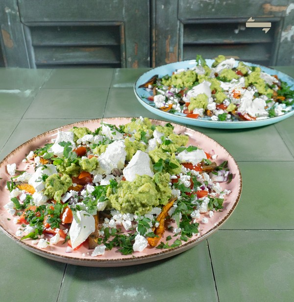 zoete aardappelfrieten met guacamole en feta