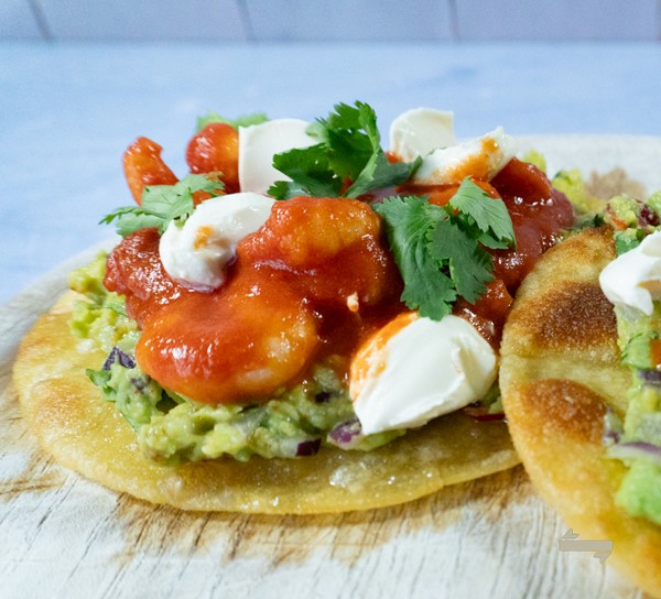 Taco's met garnalen, tomatensaus en guacamole