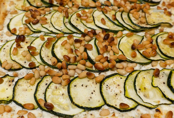 Plaattaart met courgette, citroen, feta en pijnboompitten