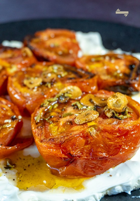 Geroosterde tomaten met labneh en sumakolie