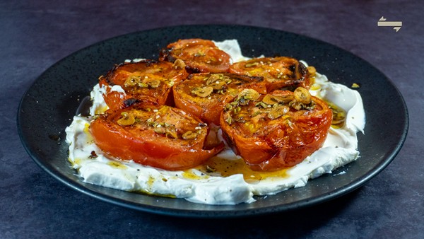 Geroosterde tomaten met lebneh en sumakolie