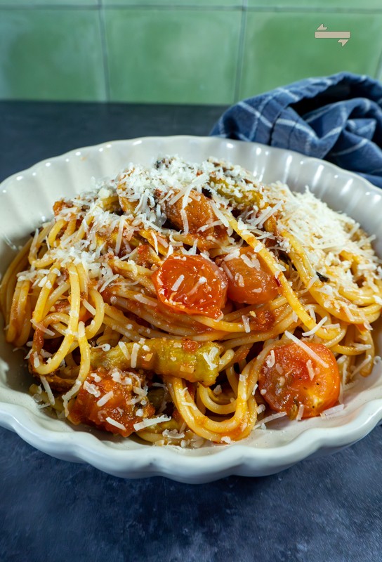 Gekruide spaghetti met tomaat en aubergine