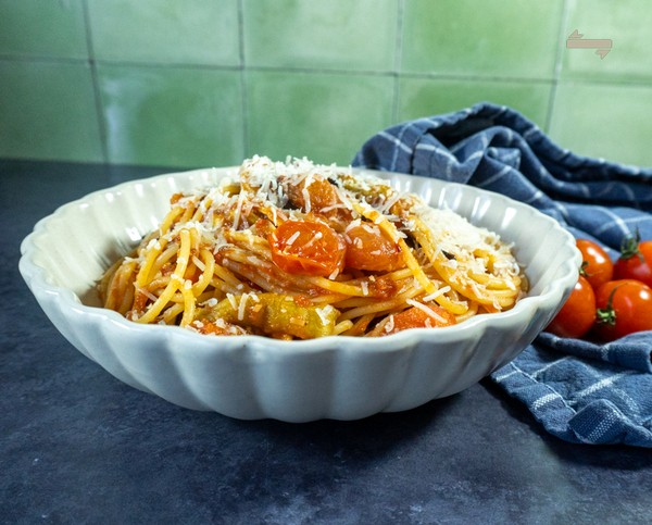 Gekruide spaghetti met tomaat en aubergine