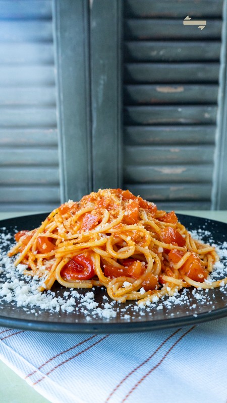 Pasta met verse tomaten, geroosterde paprika, chilicpeper en basilicum