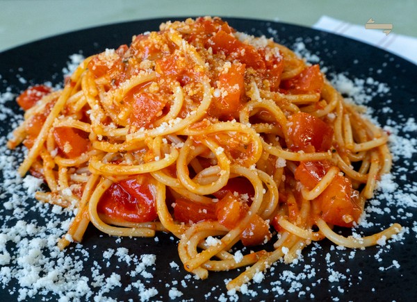 Pasta met verse tomaten, geroosterde paprika, chilipeper en basilicum