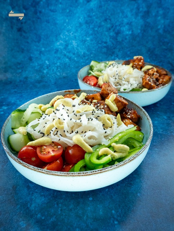 Luxe noodle bowl met gebakken zalm