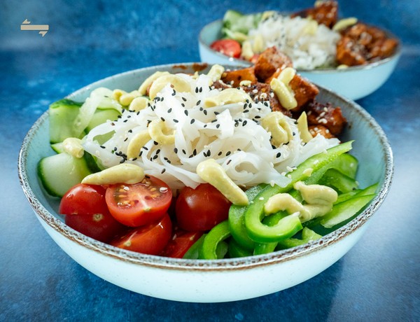 Luxe noodle bowl met gebakken zalm