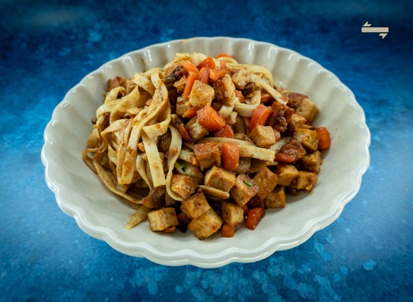 Udonnoodles met tofu en een pindasausje