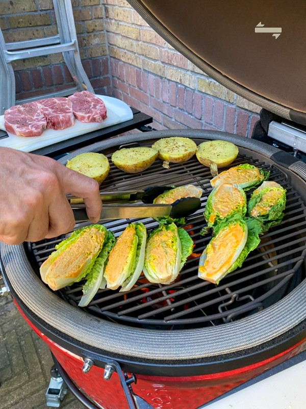 Varkenskarbonade met gegrilde aardappelen en radicchio