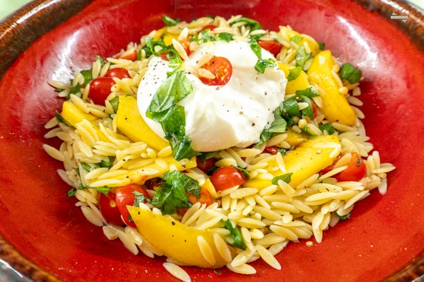 orzosalade met perzik en burrata