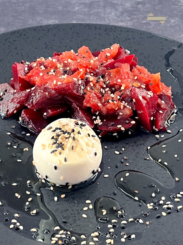 Burrata met bietjes en geraspte tomaat