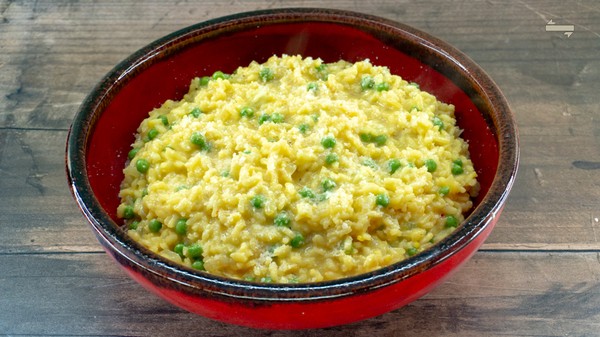 Gebakken saffraan-erwtenrisotto