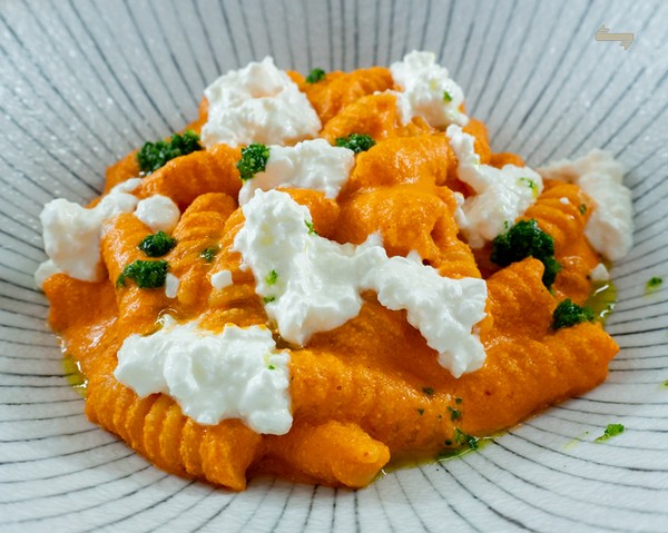 Pasta met geroosterde paprika uit een pot