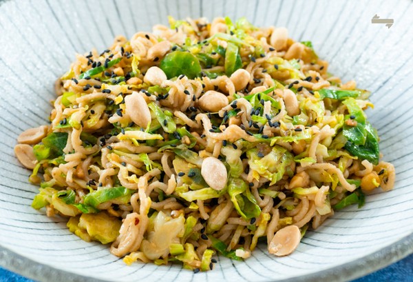 Noedels met spruitjes chilisaus en pinda's